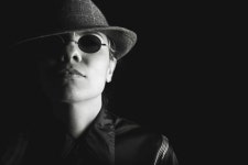 무료 이미지 : 남자, 검정색과 흰색, 사람들, 화이트, 사진술, 어두운, 여자, 초상화, 어린, 인간의, 모자, 대조, 어둠, 직업적인, 의류, 검은... 