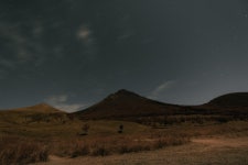 무료 이미지 : 산악 지형, 고지, 언덕, 경치, 밤, 평원, 천체, 산맥... 스텝, 목장, 천문학, 정상 회담, 골짜기, 산등성이, 대산 괴, 들, 별자리... 