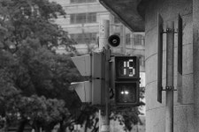 무료 이미지 : 검정색과 흰색, 도로, 화이트, 거리, 사진술, 집, 수송, 가로등, 검은, 단색화, 조명, 하부 구조, 전등, 도시 지역, 흑백... 