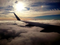 무료 이미지 : 구름, 태양, 하늘, high above the... 비행기 여행, 수평선, 천체, 기상 현상, 저녁, 행사, 새벽, 항공 사진 2420x1023... 