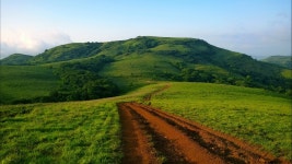 흙길, 목장, 농업, 고지, 산등성이, 평원, 농원, 고원, 되다, 호수, 농촌 지역, 산길, 지리적 특징, 대기 현상, 산악 지형 3072x1728 - - 34711... 
