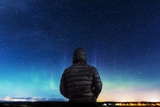 무료 이미지 : 남자, 자연, 수평선, 사람, 감기, 겨울, 빛, 하늘, 따뜻한, 별, 어두운, 코트, 풍경화, 공간, 어둠, 푸른, 오로라, 월광, 대기권... 