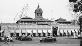 무료 이미지 : 검정색과 흰색, 건축물, 거리, 건물, 시티, 도시 풍경, 도심, 큰 광장, 경계표, 단색화, 역사, 마을 광장, 중심지, 수은 중심... 