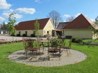 무료 이미지 : 잔디, 별장, 시골집, 뒤뜰, 안마당, 재산, 덴마크, 부동산, 쉰, 버켄 데 농장 가게, Birkende, 옥외 구조물 2272x1704... 