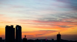 무료 이미지 : 수평선, 구름, 태양, 해돋이, 일몰, 지평선, 햇빛, 새벽, 시티, 도시 풍경, 황혼, 저녁, 잔광, 아침에 붉은 하늘 6000x3322... 