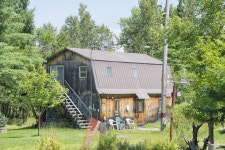 무료 이미지 : 자연, 농장, 건물, 외양간, 흘리다, 마을, 시골집, 뒤뜰, 캐나다, 재산, 퀘벡, 통나무 오두막집, 마당, 셔 브룩, 부동산... 