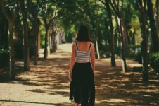 무료 이미지 : 나무, 여자, 햇빛, 산책, 녹색, 가을, 한가롭게... 햇빛, 산책, 녹색, 가을, 한가롭게 이리저리 거닐다, 드레스, 사진... 