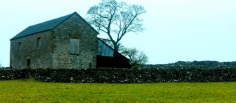 무료 이미지 : 보행, 지평선, 농장, 잔디, 한 지방, 조직, 건물, 외양간, 피크, 탐험하다, 시골집, 공원, 예배당, 평원, 영국, 색깔, 전국의... 