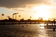 무료 이미지 : 바다, 수평선, 독, 태양, 해돋이, 일몰, 지평선, 햇빛, 아침, 새벽, 시티, 교각, 도시 풍경, 황혼, 저녁, 반사, 잔광 5760x3840... 