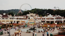 무료 이미지 : 도시, 휴가, 놀이 공원, 큰 광장, 관광 여행, 의지, 마을 광장, 공정한, 놀이기구, 야외 레크리에이션, 비 건축물 5333x3000... 