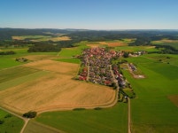 무료 이미지 : 경치, 구조, 들, 농장, 잔디, 사진술, 목초지, 언덕, 산맥, 마을, 녹색, 농업, 평원, 골프 코스, 골프 클럽, 고원, 재산, 스티... 