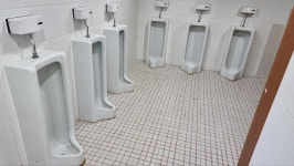 목포실내체육관 동문 내 남자화장실 두곳 소변기에 수평.수직 손잡이 설치해 주세요. - 열린시장실 목포실내체육관 동문 내 남자화장실 두곳... 