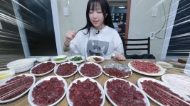 쯔양이 다른 손님들에게 고기 기부한 사연 > 인기 게시물 | 시보드 쯔양이 다른 손님들에게 고기 기부한 사연