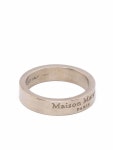 Maison Margiela 브러시드 인그레이빙 로고 링 | 전 세계 럭셔리 브랜드를 한눈에 볼 수 있는 파페치 ✈ 한국까지 쉽고 빠른 배송... 