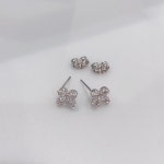 LF스퀘어 공식 온라인몰 [스톤헨지] Silver 925 여성 실버 플라워 스톤 귀걸이 (H0073)