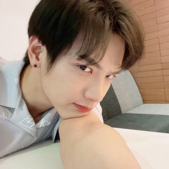 엔플라잉(N.Flying) 김재현, 비오는 날씨에 쭈름쭈름 