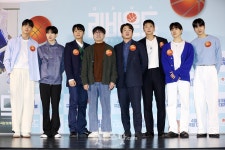 [덕샷] 장항준 감독과 출연진, 영화 리바운드의 얼굴들 < 포토 < 기사본문 - 굿뉴스닷컴 [덕샷] 장항준 감독과 출연진, 영화 리바운드의 얼굴들