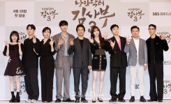 [덕샷] 유인식 감독과 출연진, 낭만닥터 김사부3 파이팅! < 포토 < 기사본문 - 굿뉴스닷컴 [덕샷] 유인식 감독과 출연진, 낭만닥터 김사부3 파이팅!