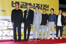 [덕샷] 김성훈 감독과 출연진, 영화 비공식작전의 얼굴들 < 포토 < 기사본문 - 굿뉴스닷컴 [덕샷] 김성훈 감독과 출연진, 영화 비공식작전의 얼굴들
