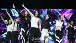 [덕샷] 트리플에스 에볼루션, 멋짐 폭발 칼군무 < 포토 < 기사본문 - 굿뉴스닷컴 [덕샷] 트리플에스 에볼루션, 멋짐 폭발 칼군무