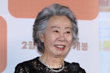 [덕샷] 윤여정, 품격 있는 미소 < 포토 < 기사본문 - 굿뉴스닷컴 [덕샷] 윤여정, 품격 있는 미소