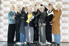 [덕샷] 에잇턴(8TURN) 윤규, 빛나는 졸업장 들고 < 포토 < 기사본문 - 굿뉴스닷컴 [덕샷] 에잇턴(8TURN) 윤규, 빛나는 졸업장 들고