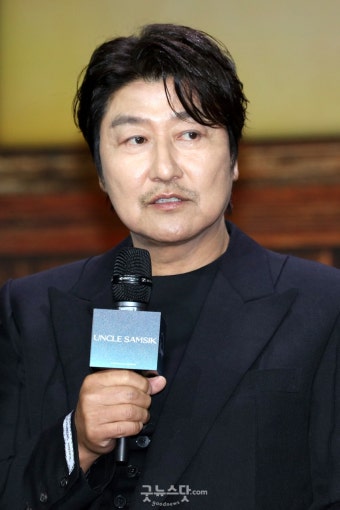 [덕샷] 신연식 감독과 출연진, '삼식이 삼촌'의 주역들 < 포토 < 기사본문 - 굿뉴스닷컴 [덕샷] 신연식 감독과 출연진, '삼식이 삼촌'의 주역들
