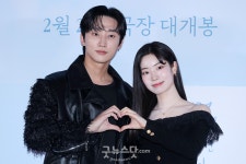 [덕샷] 진영-다현, 첫사랑에게 보내는 하트 < 포토 < 기사본문 - 굿뉴스닷컴 [덕샷] 진영-다현, 첫사랑에게 보내는 하트