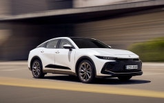 토요타 플래그십 크라운, 한국서 통했다. 첫 달 약 300여대 출고.... 플래그십 크라운, 한국서 통했다. 첫 달 약 300여대 출고. 예약도 1천여대... 