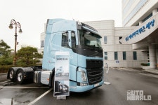 볼보 FH LNG 트럭, 미세먼지 없는 친환경 화물차 설명회 전시 < 뉴스 < 기사본문 - 오토헤럴드 볼보 FH LNG 트럭, 미세먼지 없는 친환경 화물차... 