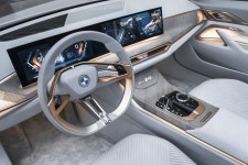 BMW 컨셉 i4 공개, 전기차 시대 새 로고 달고 600km 주행 < 신차소식 < 기사본문 - 오토헤럴드 BMW 컨셉 i4 공개, 전기차 시대 새 로고 달고... 