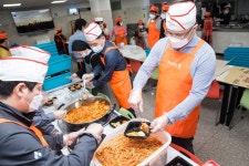 한국 토요타 안나의 집 노숙인 성금 기부, 도시락 봉사에도 참여... 오토헤럴드 한국 토요타 안나의 집 노숙인 성금 기부, 도시락 봉사에도 참여