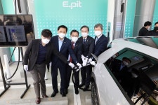 휴게소 점령 화물 전기차 불편 해소될까?...환경부, 화물집합 센터 207곳에 충전소 < 뉴스 < 기사본문 - 오토헤럴드 휴게소 점령 화물 전기차 불편... 