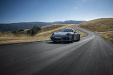 더욱 특별한 포르쉐 1974대 한정판 911 터보 50주년 모델 공개... 오토헤럴드 더욱 특별한 포르쉐 1974대 한정판 911 터보 50주년 모델 공개