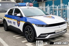 이건 성공한 경찰만 탈 수 있나? 국내 도로에서 난데없이 포착된 그랜저 경찰차의 정체 - 트래피카