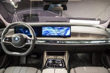 너네한텐 안 팔아 신형 7시리즈 디자인 호불호 갈리자 디자이너가 직접 나섰다 - 트래피카