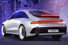 이 정도면 대놓고 배꼈나? 아이오닉 6에 포르쉐 합성해보니 충격적입니다 - 트래피카