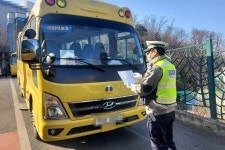 좋은 거 참 잘 가르치겠습니다 아이들 태우는 무개념 노란 버스의 만행 - 트래피카