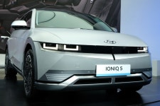 솔직히 전문가들도 대혼란, 아이오닉5 VS EV6, 둘 중 뭐가 더 나을까? - 트래피카