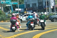 다 수준 낮은 행동이죠 오토바이 삼 형제가 도로에서 보여준 엽기적인 행동 - 트래피카