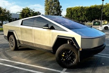 폭망했다더니 결국 눈물의 가격 인하.. 사이버트럭 충격의 근황 전했다 - 트래피카