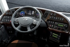 지존, 현대 유니버스 F/L 모델 출시 < 신차 < 자동차 < 기사본문 - 오토트리뷴 대형 고급 버스의 지존, 현대 유니버스 F/L 모델 출시 - 오토트리뷴