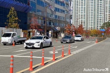 도심에서 선보인 레벨4 자율주행, 무단횡단 보행자에도 반응 < 자동차 < 기사본문 - 오토트리뷴 도심에서 선보인 레벨4 자율주행, 무단횡단... 