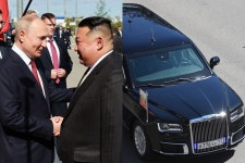 김정은, 너도 한 번 타봐... 푸틴의 1700억 짜리 리무진, 바이든 車보다 좋을까? < 업계소식 < 자동차 < 기사본문 - 오토트리뷴 김정은, 너도 한... 