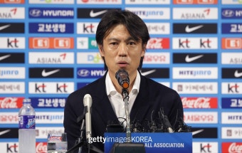 홍명보 감독, 축구 대표팀 사령탑 후보 오르자 보인 반응은? < 이슈... 팬들만 날벼락
