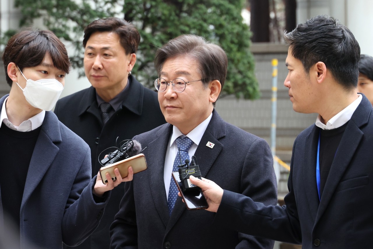 이재명, 대장동 사건과 위증교사 혐의 사건 재판 출석…묵묵부답법정으로