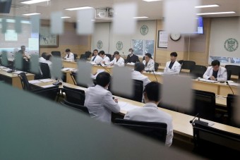 “의대증원 2천명 바꿀 수도 있어 ”… 전공의 면담 추진 윤대통령, 공은 의사들에게 < 정치 < 뉴스 < 기사본문 - 오토트리뷴 “의대증원 2천명...