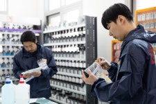 국내 최고 도색 마스터, 여기 다 모였네? < 업계소식 < 자동차 < 기사본문 - 오토트리뷴 차체 긁었어도 걱정 없죠... 국내 최고 도색 마스터, 여기 다... 