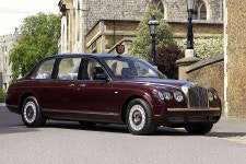 < 업계소식 < 자동차 < 기사본문 - 오토트리뷴 보통 고급차가 아닌데..... 윤석열 대통령 성에 안 찬다던 175억 벤틀리 정체는? - 오토트리뷴