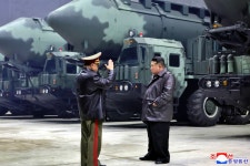 북한 스파이 고용 < 업계소식 < 자동차 < 기사본문 - 오토트리뷴 파산당할 만하네... 미국 전기차 회사, 직원으로 북한 스파이 고용 - 오토트리뷴